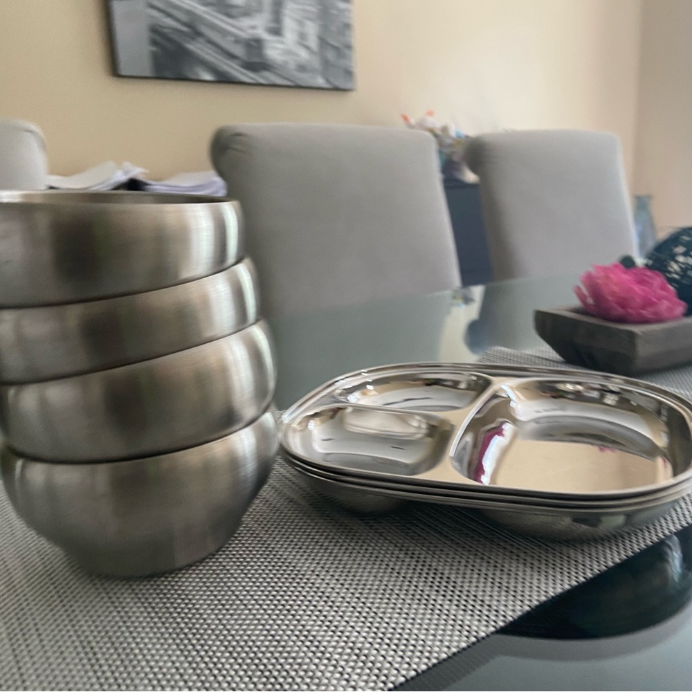 Set of 4 children’s stainless steel bowls and 3 stainless steel sectioned dishes